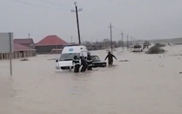 Təcili yardım maşını da suda batdı