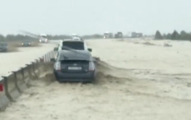 Bakı-Quba yolunu su basdı, maşınlar ödənişli yola yönləndirildi
