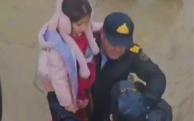 Uşaqlar su basan ərazilərdən çıxarılır