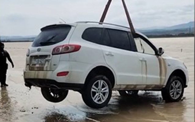 Ödənişli yoldakı maşının sudan çıxarılma anı