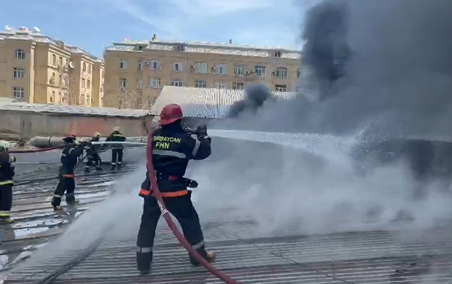 Bakının mərkəzində anbarda güclü yanğın