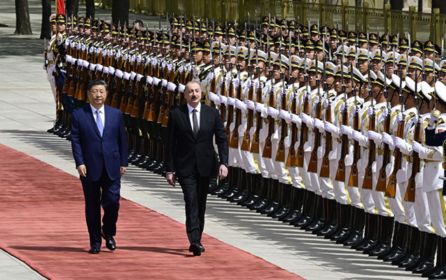 Si Cinpin İlham Əliyevi qarşıladı