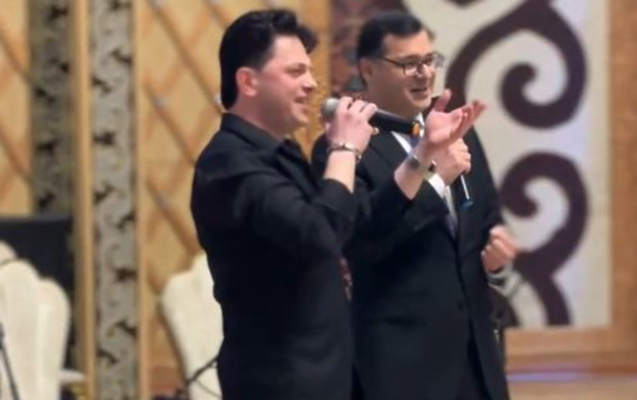 Nazir müşaviri rəsmi ziyafətdə mahnı oxudu