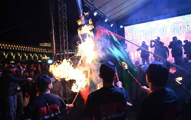 İrəvanda yenə Azərbaycan və Türkiyə bayraqları yandırıldı