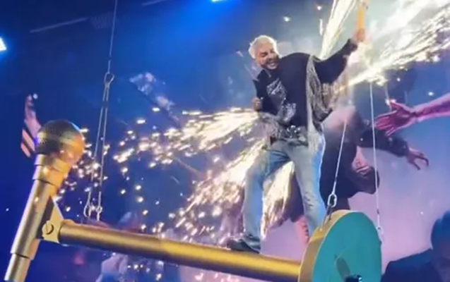 Konsert zamanı gödəkçəsi yandı