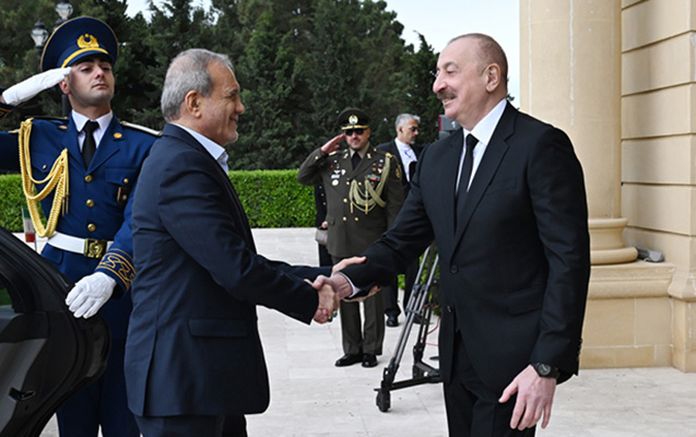 Əliyev Pezeşkianı qarşıladı