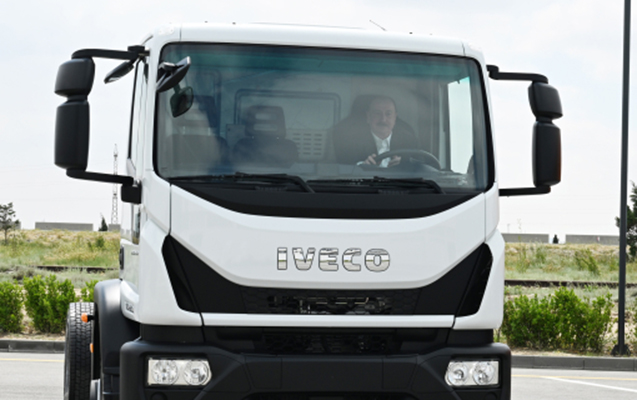 Prezidentin yük maşınını idarə etdiyi anın