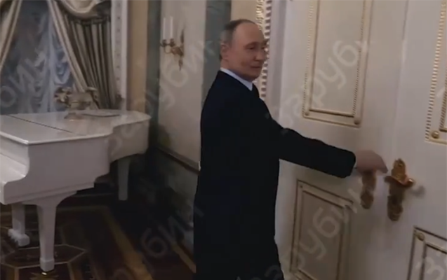 Putin ilk dəfə Kremldəki mənzilini göstərdi