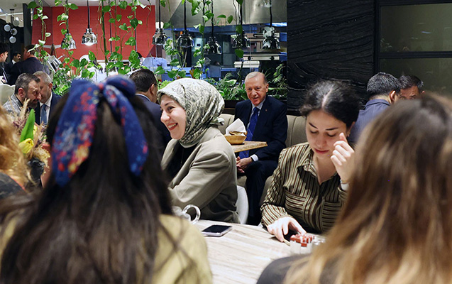 Ərdoğan vətəndaşlarla kafedə