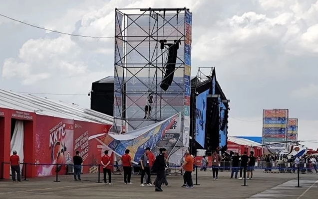 “TEKNOFEST”də reklam lövhəsi insanların üzərinə aşdı