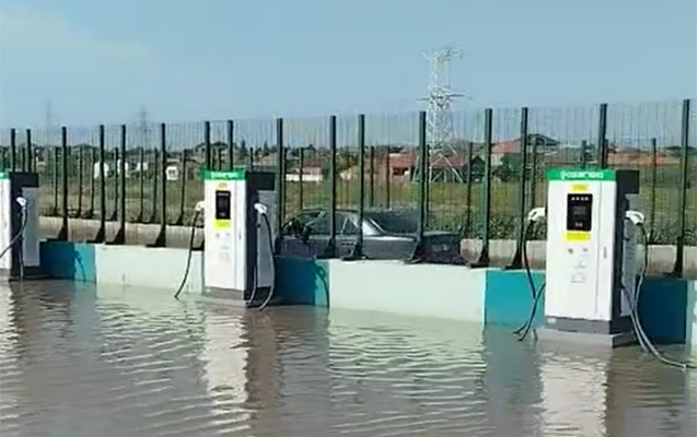 Məntəqəni su basdı, sürücülər çarəsiz qaldı