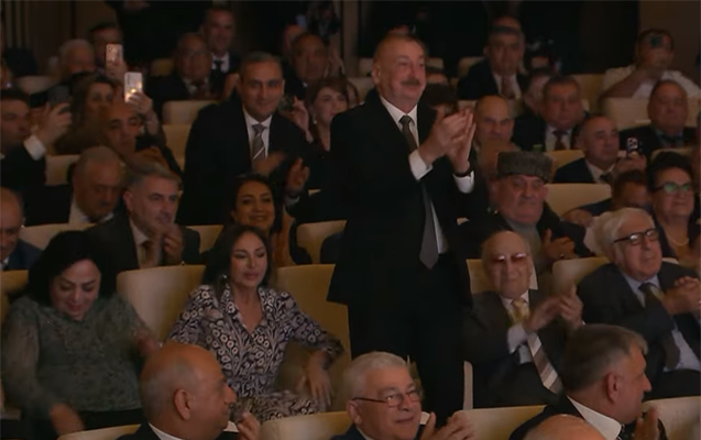 Prezident onları ayaq üstə alqışladı