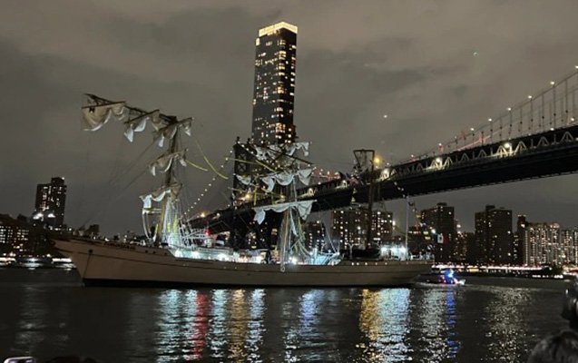 Meksika gəmisi Bruklin körpüsünə çırpıldı