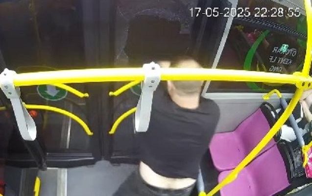 Sərxoş sərnişin avtobusun şüşəsini sındırdı