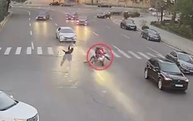 Bakının mərkəzində motosiklet piyadaları belə vurdu