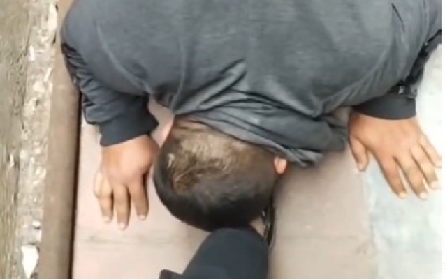 Kişiyə ayaqqabısını öpdürən qadınla bağlı