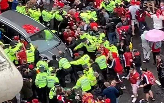 Avtomobili “Liverpul” azarkeşlərinin üzərinə sürdü