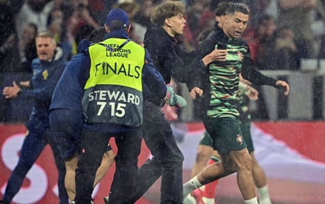 Meydana girən azarkeş Ronaldoya çətin anlar yaşatdı