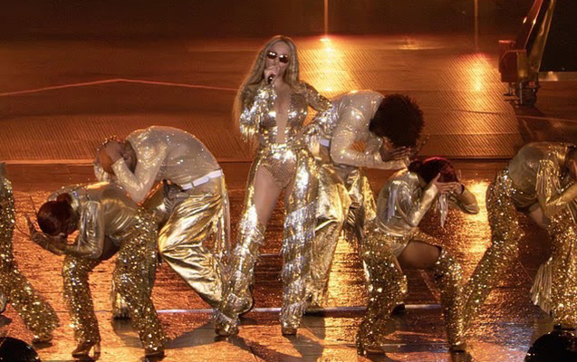 Beyonsun səhnədə şalvarı düşdü