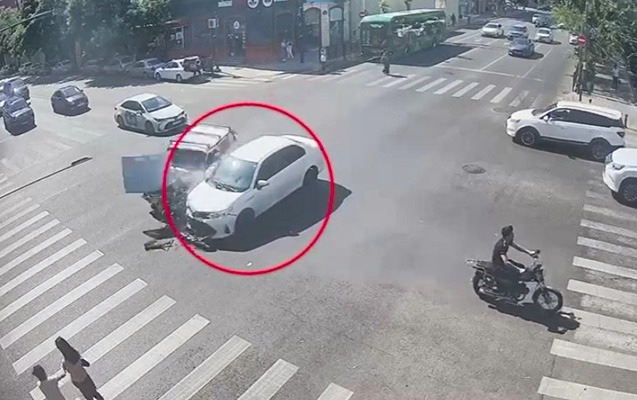 Övladı ilə yolu keçən ana dəhşət yaşadı