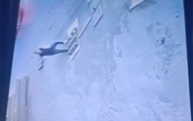 Bakıda kişi “lyuk”a düşdü