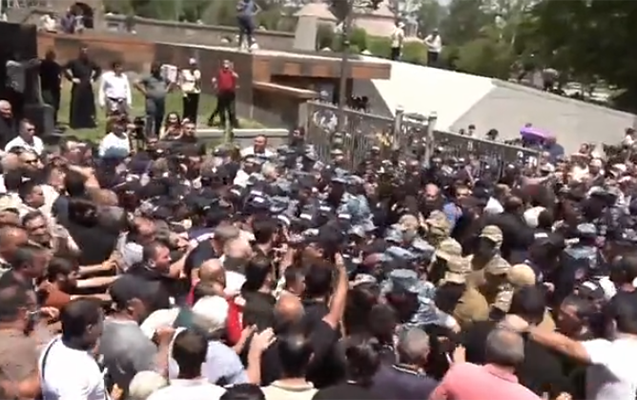 Eçmiədzində qarşıdurma