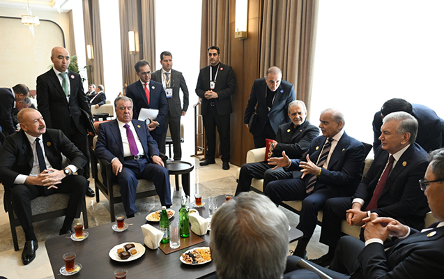 Liderlər çay süfrəsi arxasında