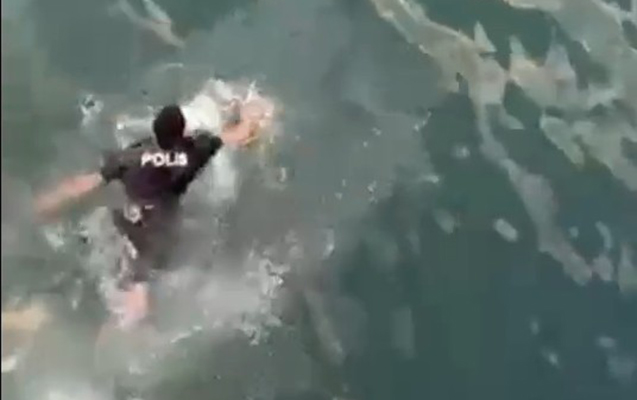 Polis özünü dənizə ataraq qadını xilas edib
