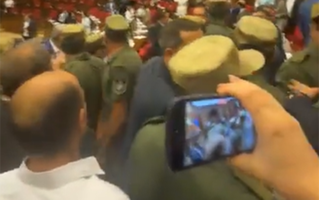 Ermənistan parlamentində deputatlar əlbəyaxa oldular