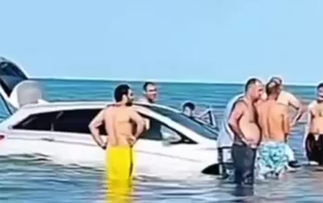 Xanımına maşın sürməyi öyrədirmiş