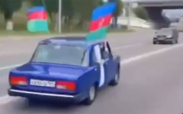 Bayrağımız asılan avtomobillər Rusiya küçələrində