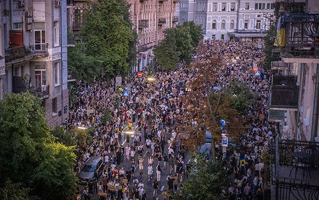 Zelenski aksiyalardan sonra həmin qanuna dəyişiklik etdi
