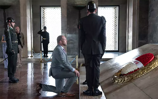 Belçikanın müdafiə naziri Atatürkün məzarında diz çökdü