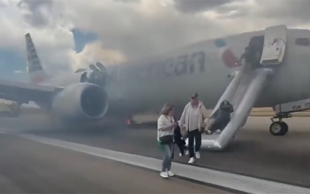 Yanan təyyarədən belə təxliyə olundular