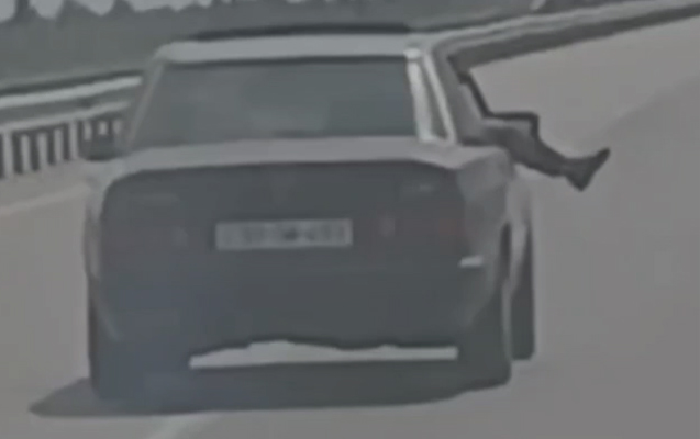 Ayağını maşından çölə çıxarıb şou göstərirdi, cəzalandırıldı