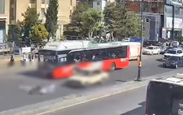 Avtobusun qarşısından yolu keçən 2 nəfəri maşın vurdu