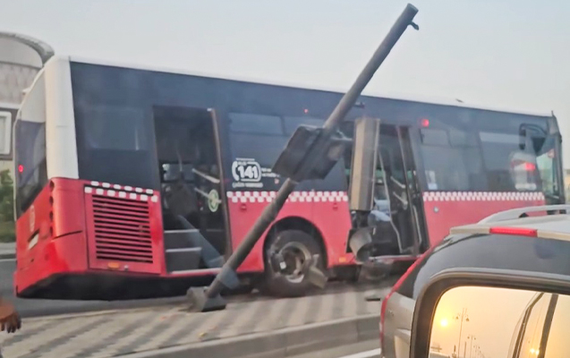 8 Noyabrda avtobus işıqfora çırpıldı