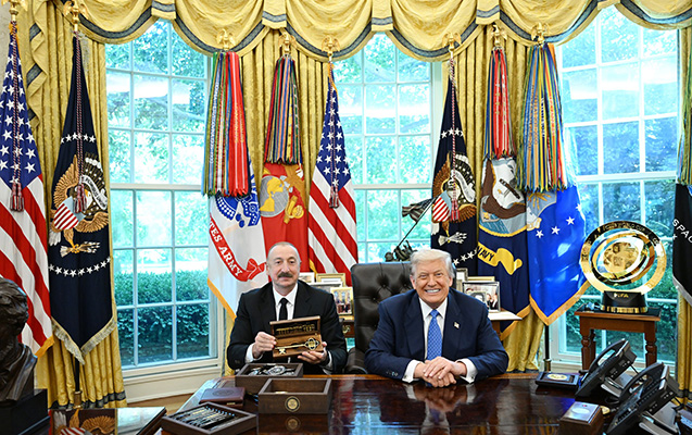 Nadirən verdiyi hədiyyəni İlham Əliyevə bağışladı