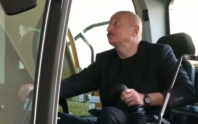 Prezident xüsusi təyinatlı texnikanı idarə etdi, xanımı çəkdi