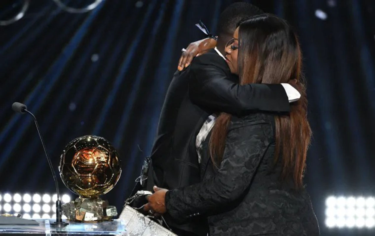 Uğuruna görə anası ilə qucaqlaşıb ağladı