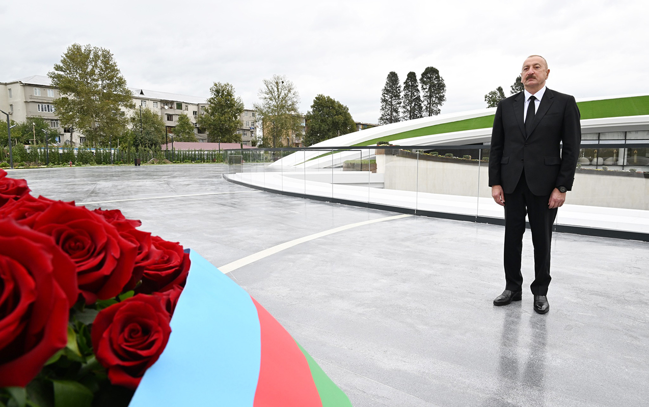 İlham Əliyev şəhidlərin xatirəsini Gəncədə yad etdi