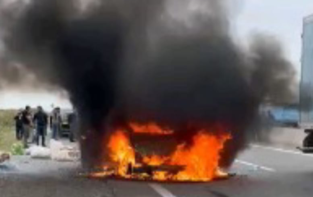 Ucarda sərnişin daşıyan mikroavtobus yandı