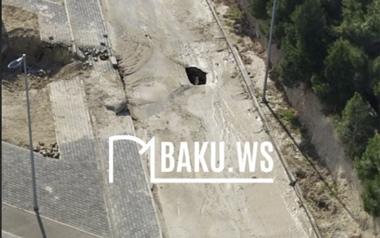 Bu ərazidə su borusu partladı, yol çökdü