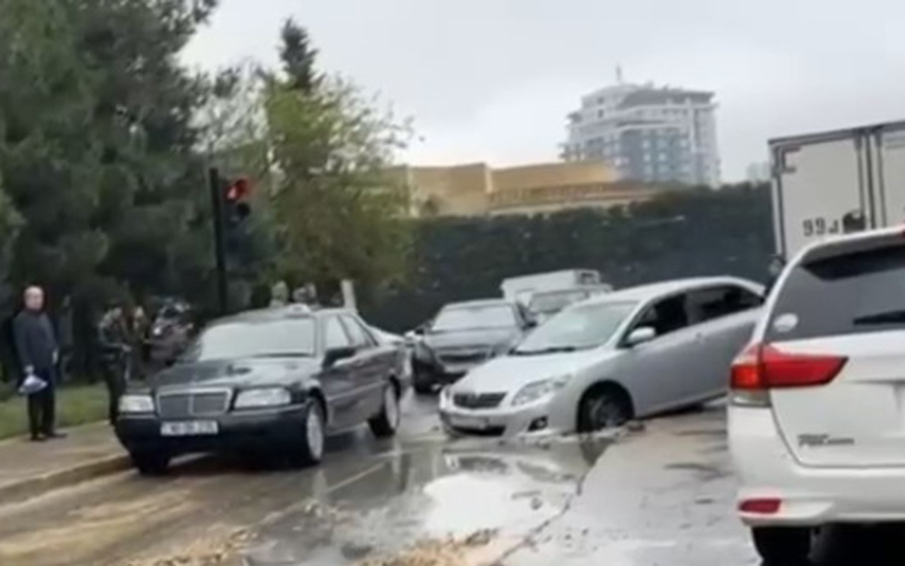 Bakıda avtomobil çuxura düşdü, tıxac yarandı