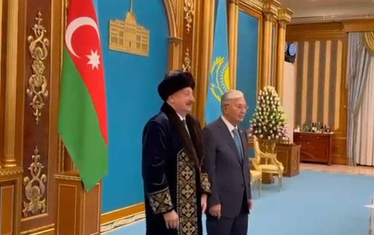 İlham Əliyev Qazaxıstanın milli geyimində