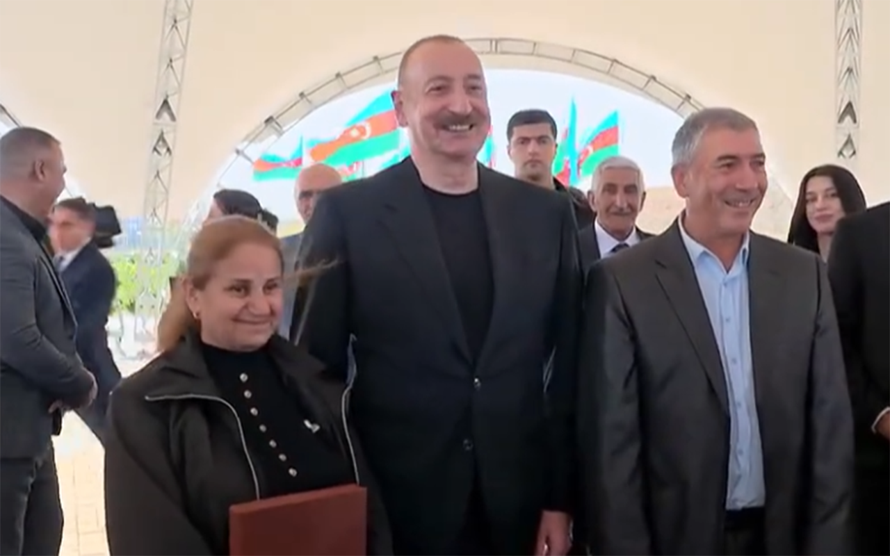 “Cənab Prezident, oğlum əsgərdir, tapşırdı ki, şəkil çəkdirək”