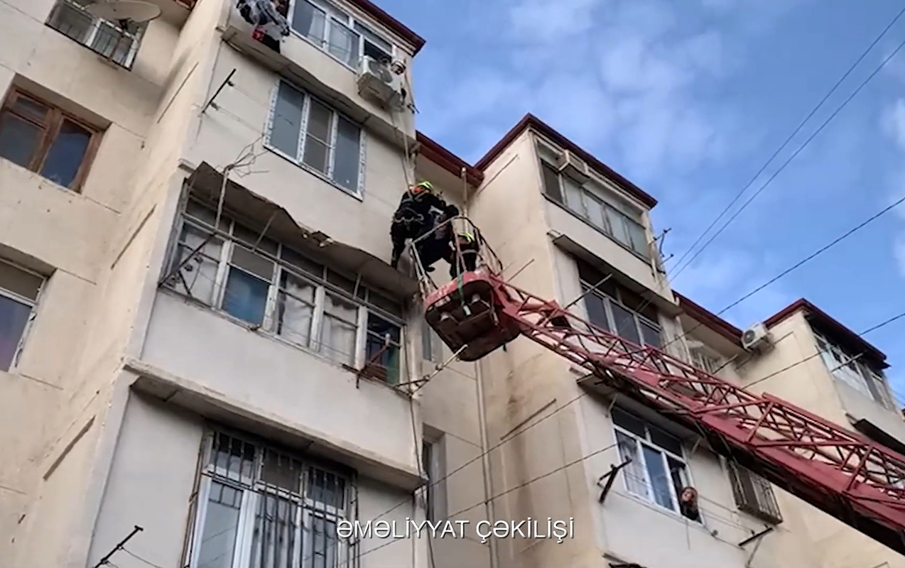 Eyvanda köməksiz vəziyyətdə qalan şəxs xilas edildi