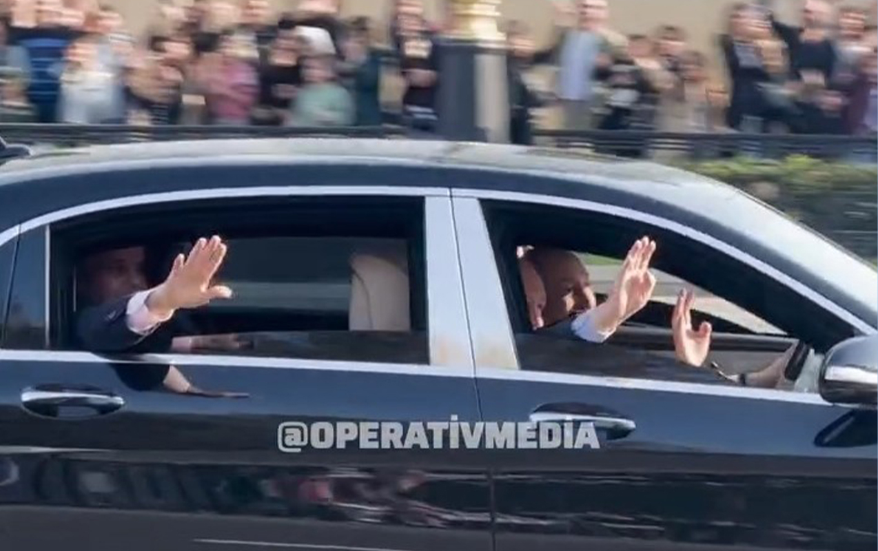 Liderlər paradı izləyənlərlə belə sağollaşdı