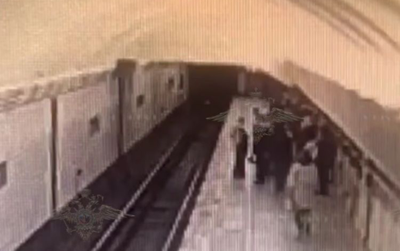 “Sakit ol!” dedi, sonra itələdi