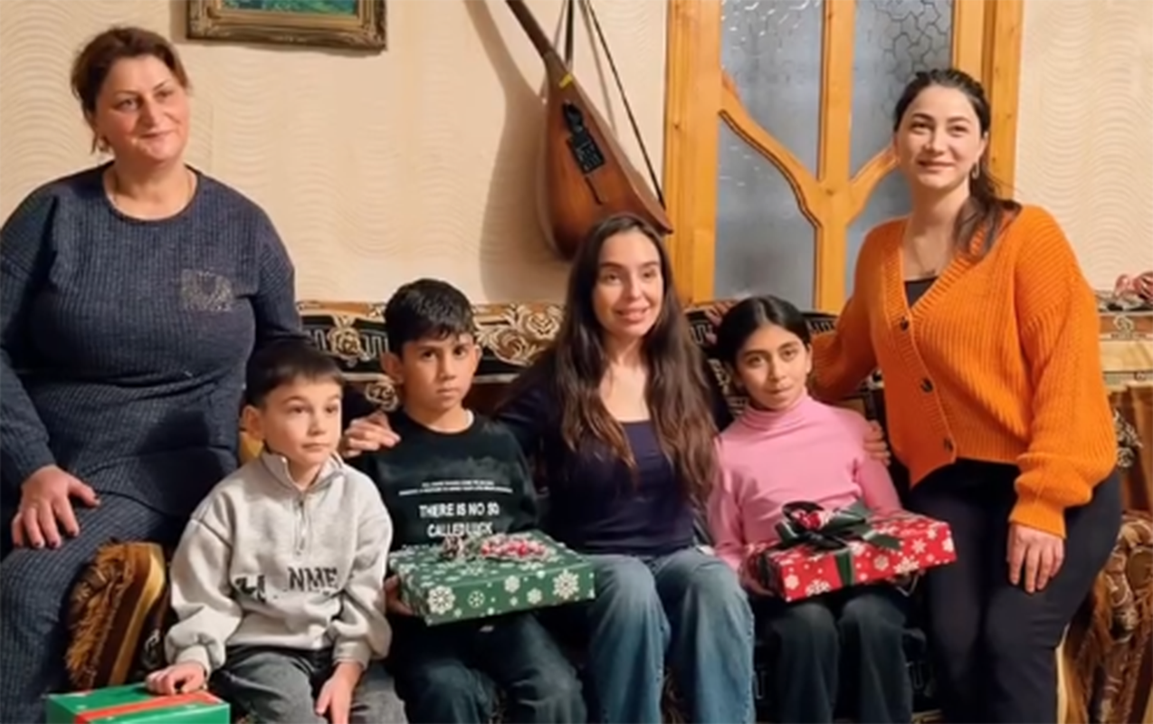 Leyla Əliyeva qonaq getdiyi evdə saz havası dinlədi